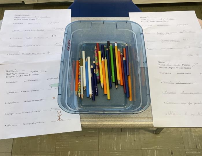 Papers and pencils to play Spanish Alpha Word